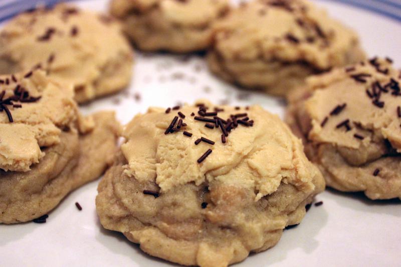 Lofthouse-Style Peanut Butter Chip Cookies with Peanut Butter Frosting by freshfromthe.com