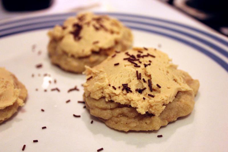 Lofthouse-Style Peanut Butter Chip Cookies with Peanut Butter Frosting by freshfromthe.com